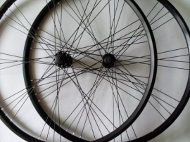 Set de roti 622 cu spite rare butuci Shimano - BikeCentral