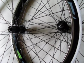 Set roti cursier cu pereti inalti, de 622, cu butuci Shimano Claris - BikeCentral