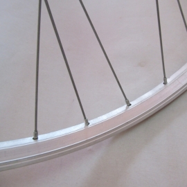 Roata de 622 cu dinam in butuc Shimano de 2,4 W, argintiu - Roti si piesele > Roti bicicleta > Roata de 622 trekking  - BikeCentral