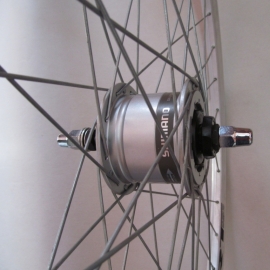 Roata de 622 cu dinam in butuc Shimano de 2,4 W, argintiu - Roti si piesele > Roti bicicleta > Roata de 622 trekking  - BikeCentral