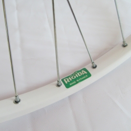 Roata spate 26 1-3/8, torpedo, simpla, capsat, Rigida - alb - Roti si piesele > Roti bicicleta > Roata in alta marime  - BikeCentral