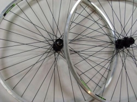 Set de roti 622 cu butuci Shimano si jenti albe - BikeCentral